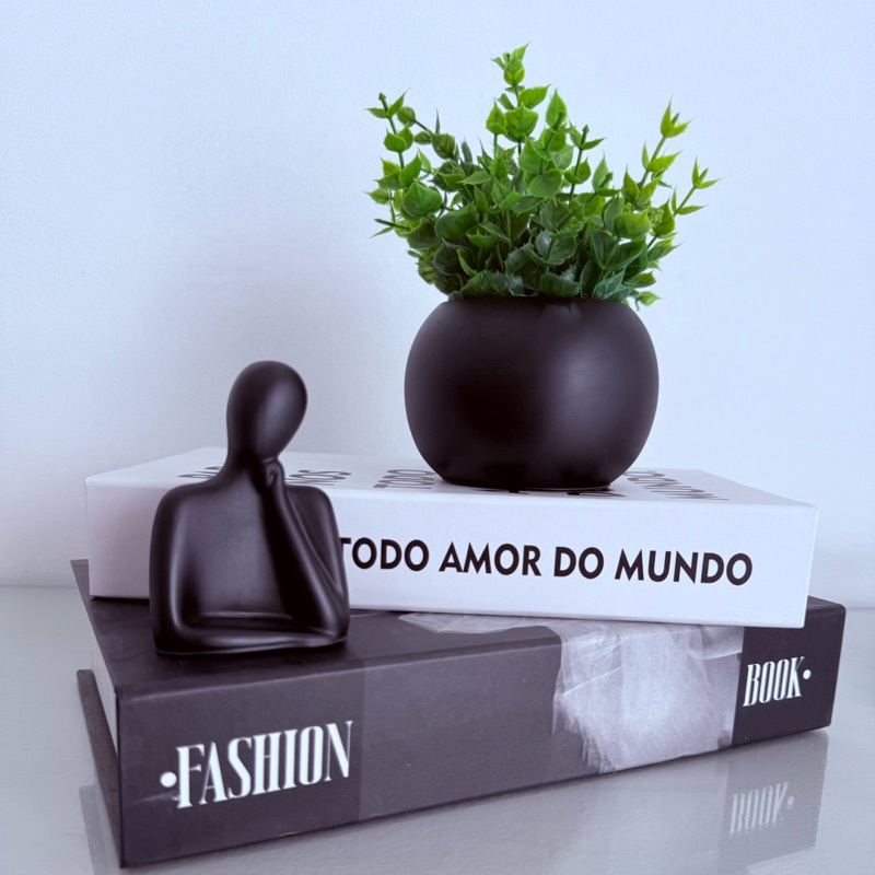 Kit Vaso Bola com planta artificial + estátua pensadora (LIVROS NÃO ACOMPANHAM O KIT)